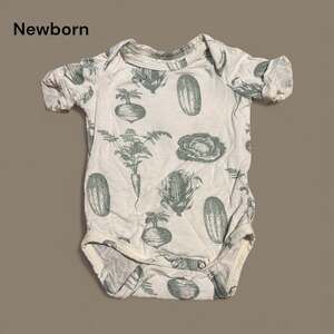 Kate Quinn Ivory Grey-Green Veggies Ruffled Bamboo Bodyshirt